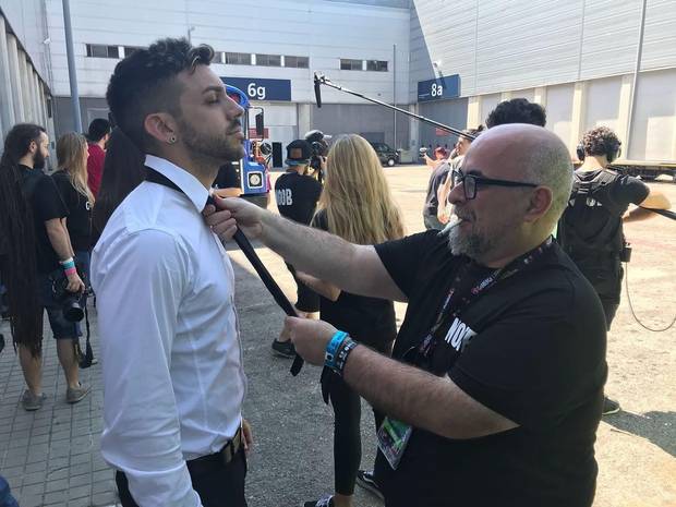 Sánchez haciendo el nudo de la corbata al influencer “DJMariio” en uno de los vídeos grabados en Noob.