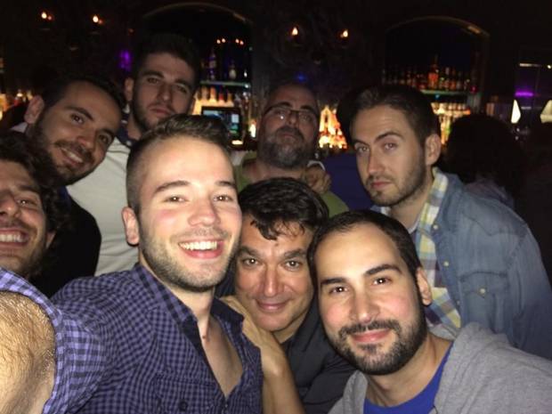 En una fiesta después de una jornada el E3 en la que también estuvo, a la derecha de la imagen, el redactor jefe de Vandal, Jorge Cano.