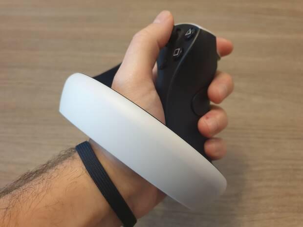 No os olvid�is de poneros las correas de los mandos y ajustarlas a vuestras mu�ecas antes de empezar a jugar para evitar accidentes indeseados.