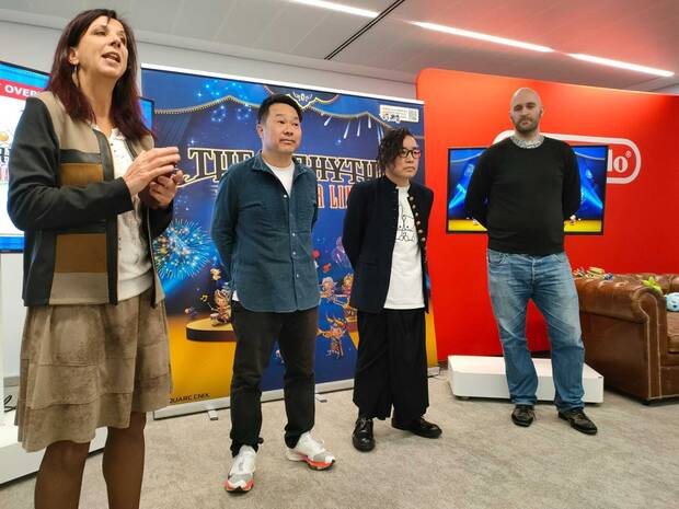 Masanobu Suzui e Ichiro Hazama, segundo y tercero empezando por la izquierda, en la presentación del juego a la prensa, en las oficinas de Nintendo.