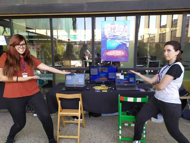 Andrea López Tur (izquierda) y Anna Guxens en el primer IndieDevDay con The Pizza Situation.