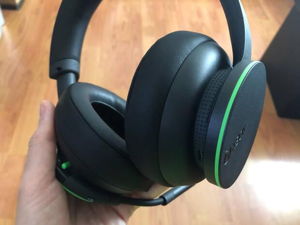 Estamos ante unos auriculares comod�simos, tanto por su ligereza y la calidad de los materiales como por su ingenioso sistema de volumen girando las orejeras.