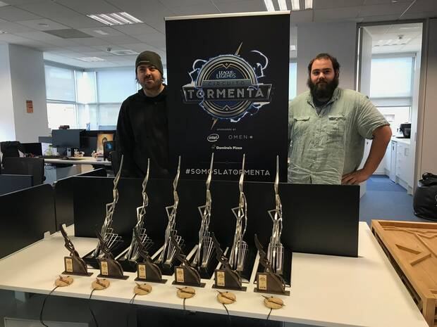Daniel Candil con el escultor que forj� el trofeo del circuito Tormenta, Oriol Garc�a Alcocer.
