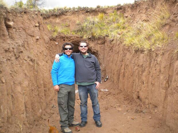Miguel en la mina boliviana que gestionaba. En la imagen, con su hermano Javier.