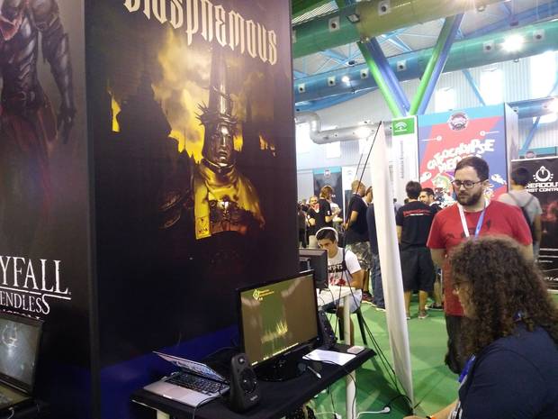 Gil probando 'Blasphemous' en 2018 en Gamepolis.