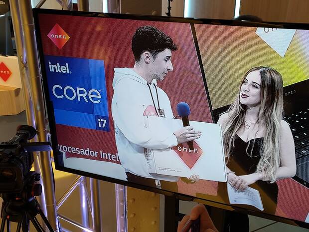 Mayichi entrega a Alejandro Valencia el premio conseguido con su GDD de Dear Chaos.