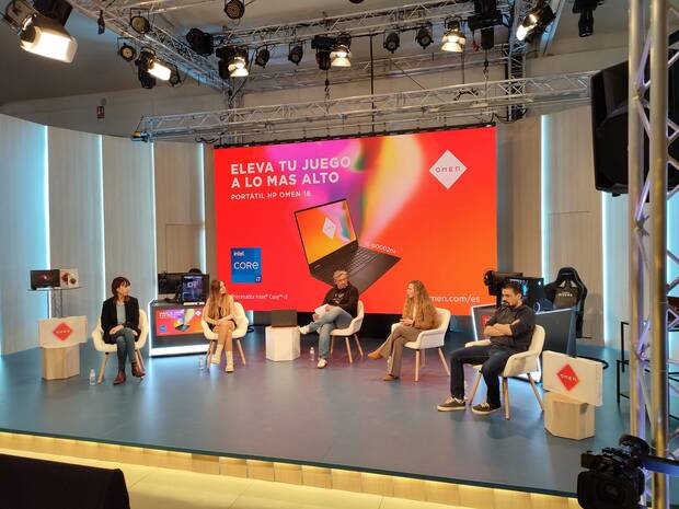 De izquierda a derecha: Eider Díaz (responsable de comunicación y prensa de Movistar Riders), la streamer Mayichi, José Luis Sanz (moderador), Beatriz del Valle (Gaming en HP) y Francisco Javier Soler (responsable de proyectos universitarios en U-tad).