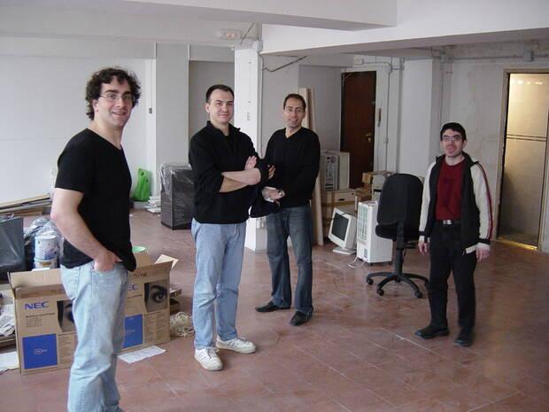 De izquierda a derecha: Nacho García, Alberto González, Daniel López y Ricardo Fernández, montando la primera oficina de Abylight.