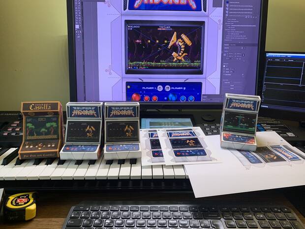 Prototipos de la miniatura de recreativa recortable para la edición física de 'Super Hydorah' junto a la de 'Maldita Castilla EX'.