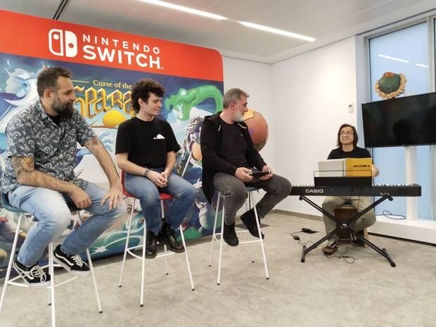 Max Ballet, a la derecha de la imagen, interpretó en la presentación del juego a la prensa el tema de la maldición de 'Curse of the Sea Rats'.