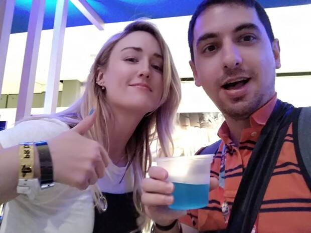 Ashley Johnson y Diego González, en el E3 2018.