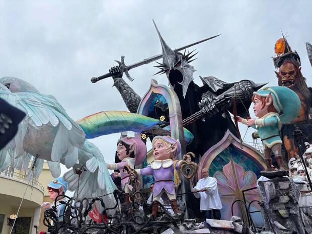 El Se�or de los Anillos - Cabalgata especial con un Rey Brujo gigante en Italia