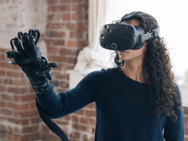 Hay empresas que ya han experimentado con versiones muy avanzadas de esta tecnolog�a, usando guantes en realidad virtual que simulan el peso o la textura de decenas de objetos.