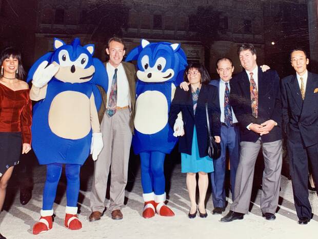 Parte del equipo de Sega. De izquierda a derecha: Carolina Moreno (product manager), Nick Alekander entre dos Sonic, Angelines Rodríguez (directora de producción), Barry Jafrato, director de marketing de Sega of Europe (SOE) y el delegado de Sega en SOE,