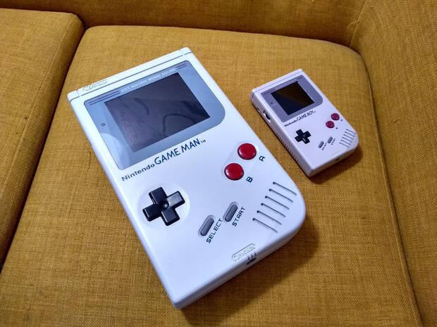 Game Man comparada con la Game Boy original.