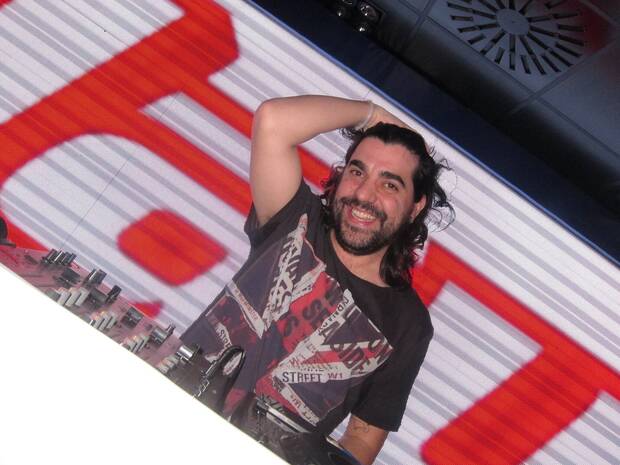 Maeso ejerciendo de DJ con Marca Player en la fiesta de presentacin de PS Vita.