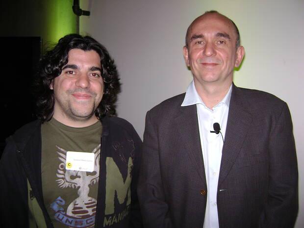 Maeso (izquierda) con Peter Molyneux, creador de 'Theme Park', 'Populous' y 'Fable', entre otros juegos.
