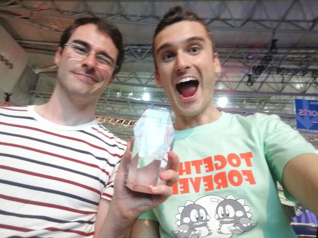 Murat y Jaumandreu con el premio conseguido en el Tokyo Game Show por Conga Master.