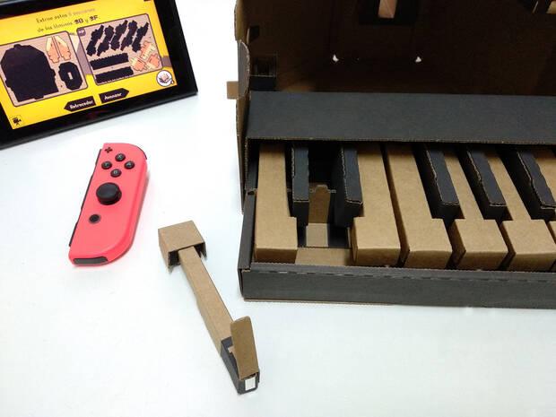 Aunque el piano tiene 13 teclas, se montan de tres maneras diferentes, seg�n la posisi�n que tengan en el teclado. Una pesta�a sirve de muelle. Bajo ella est� la pegatina reflectante que detecta el mando.