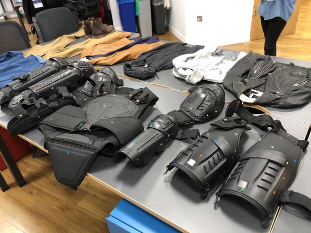 El equipo ha utilizado equipamiento real para capturar la apariencia y el sonido de las armas, la ropa y las armaduras de los personajes.