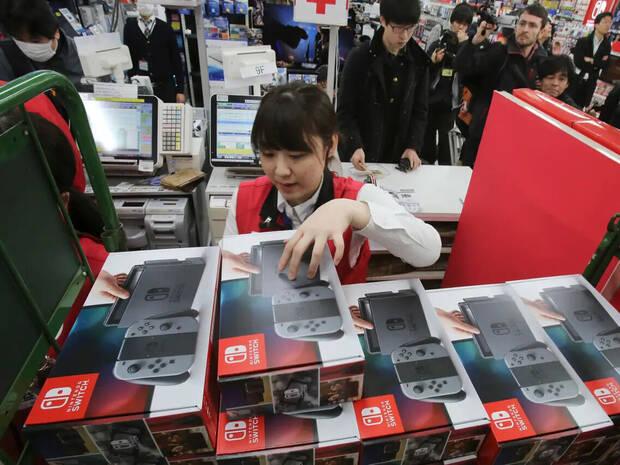 Cajas de Nintendo Switch en una tienda japonesa.