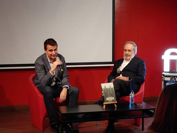 Martínez del Vas y José Luis Domínguez durante la presentación de “Queremos su Dinero: El Hombre tras Amstrad España” en una FNAC.