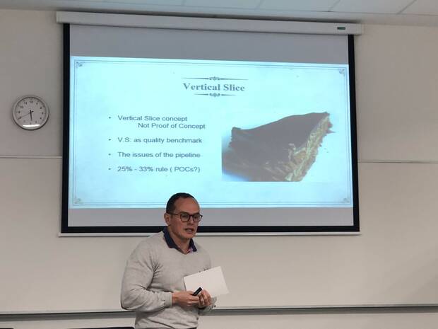 Raluy dando una clase en la Universidad de Deusto.