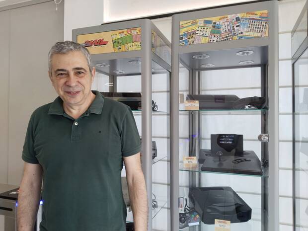 Pablo Crespo a la entrada de las oficinas de GAME.