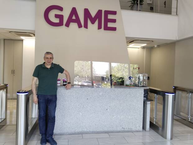 Pablo Crespo delante de la recepcin de las oficinas de GAME, en Madrid.
