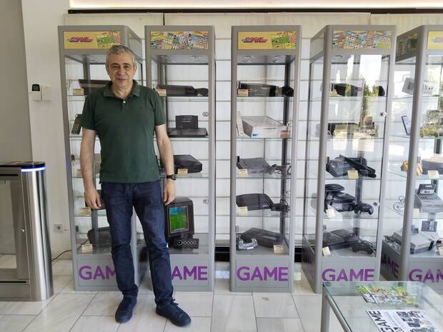 En la entrada de las oficinas de GAME hay una exposicin de consolas bastante grande.