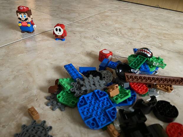 Igual que ocurr�a con Labo, o con las construcciones m�s grandes de LEGO, sorprende c�mo un pu�ado de piezas y bloques se convierten en un nivel del Reino Champi��n.