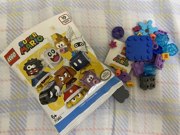 Adem�s de los sets de expansi�n y los trajes para Mario hay peque�os sobres que incluyen enemigos aleatorios.