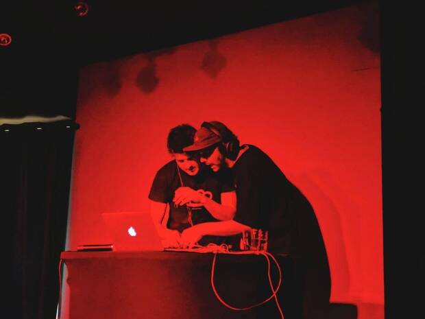 Pinchando en la fiesta de los Indie Burger Awards del Fun & Serious de 2019 con Chuso Montero 'en nuestra agrupación de DJs de poca monta: ‘Trapos Sucios’, especifica De la Torre.