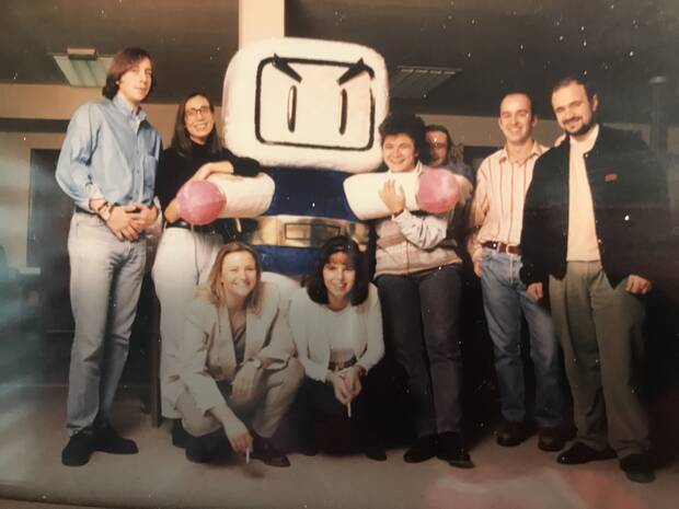 Bomberman visitó Hobby Consolas. De izquierda a derecha: el maquetador Juan Luguie, Esther Barral, Mónica Marín (publicidad), Ana Torremocha (secretaria), Óscar del Moral (dentro del disfraz de Bomberman), Herranz, Roberto Lorente, Javier Abad y José Carl