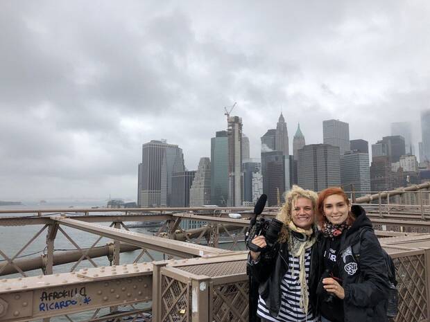 Smirnova junto a la cmara de Movistar Riders.