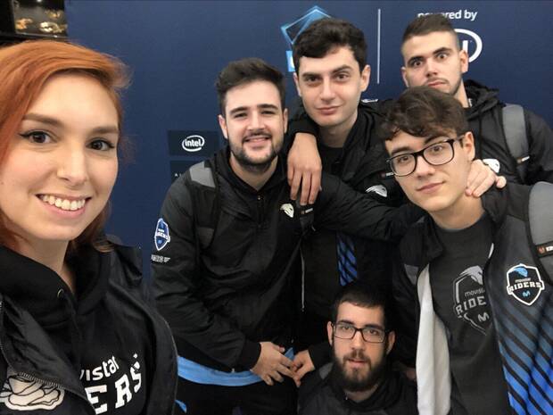Smirnova y el equipo de CS:GO de Riders durante la grabacin de CS:GO LEGENDS de Movistar Riders.