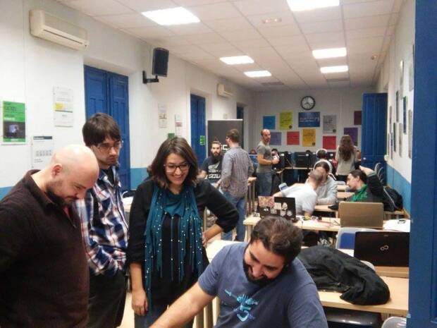 Curiel con el equipo con el que particip� en su primera <i>Game Jam</i>.