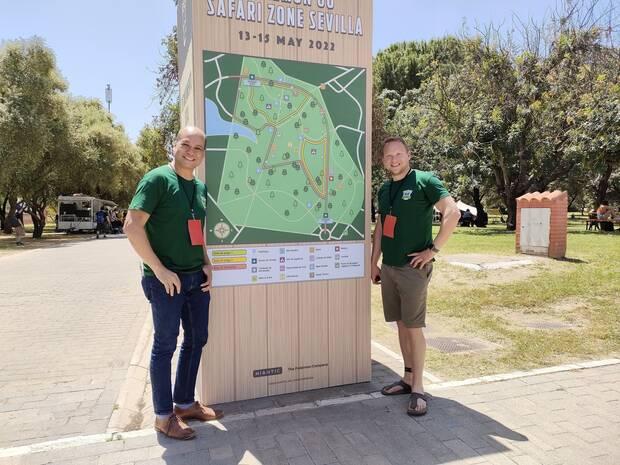 Humberto Kam (a la izquierda) y Philip Marz, junto a un mapa del Parque El Alamillo en la Safari Zone Sevilla.