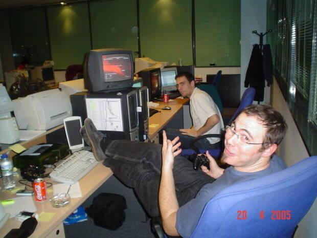 Parte del equipo de QA durante un cierre un fin de semana en Pyro en 2005.