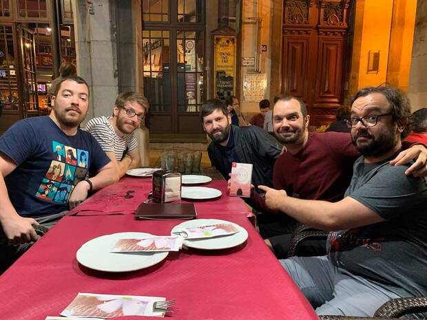 Sucasas forma parte de la organización del festival de literatura fantástica Celsius de Avilés. En la imagen, con el equipo de Gris en el Celsius de2019 .