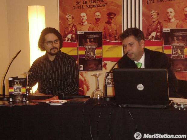 Miguel Ramos y Paco Pérez en la presentación de 'Sombras de Guerra'.