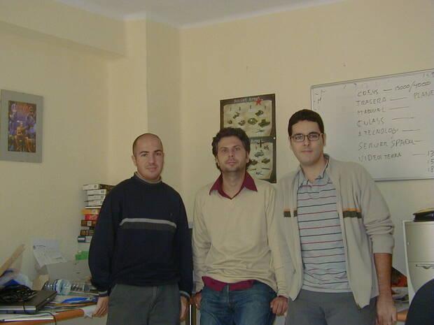 De izquierda a derecha: el programador Alberto Ruiz, el fundador de Legend, Paco Pérez, y Miguel Ramos.