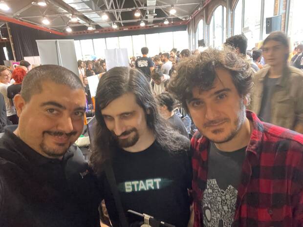 De izquierda a derecha: Andújar y los streamers Alva Majo y Rafa Laguna en el IndieDevDay 2022.