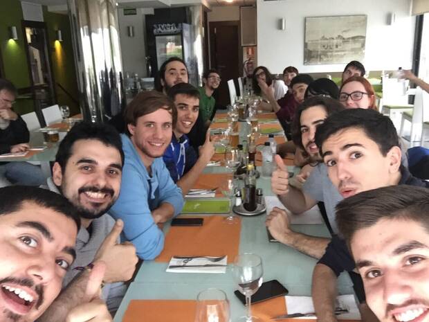 El equipo de 'Caveman'. 'Despedí a toda la plantilla pero me ayudaron a acabarlo' recuerda Andújar.