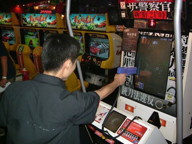 Jugador japons en una cabina de pistola de luz