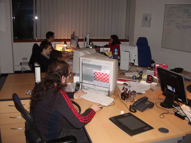 Serrano en su puesto en Lionhead al poco de llegar.