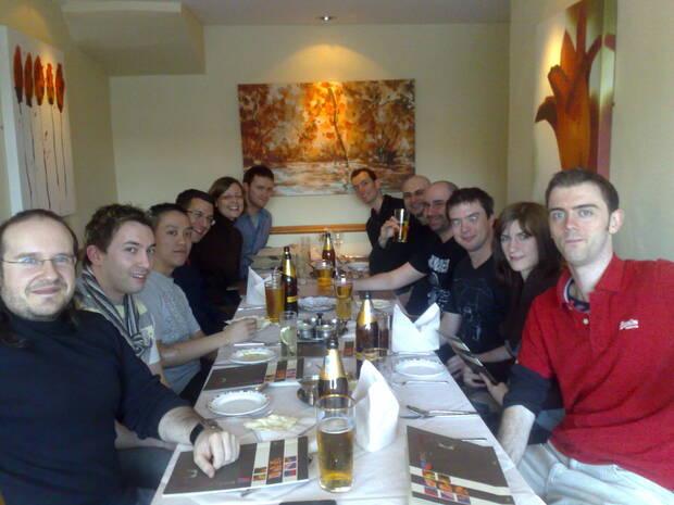 Los animadores de Lionhead en una celebración en 2008. Serrano es el primero por la izquierda.