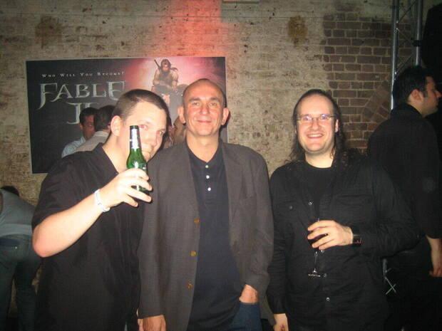 Peter Moulineux (en el centro) y Emilio Serrano (a la derecha en la imagen) en la fiesta para celebrar que Fable 2 era gold en 2008.