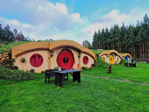 Fotografía de las tres casas rurales convertidas en agujero hobbit de Mi Tesoro, en Viveiro, Galicia (Booking)