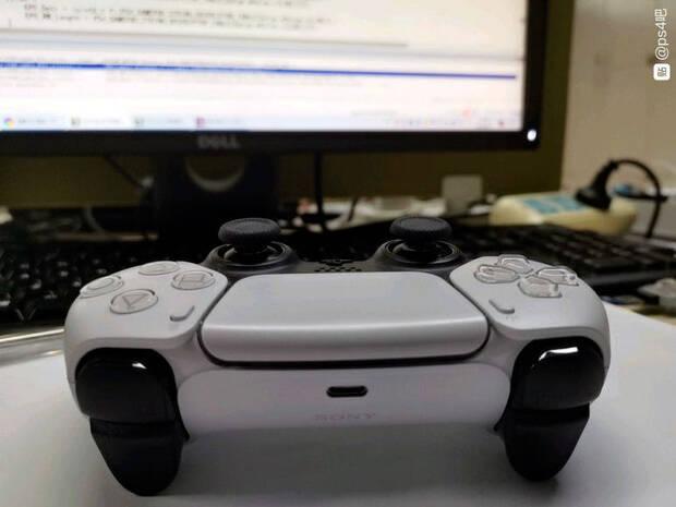 PS5: Nuevas fotografas del mando DualSense y su nueva batera Imagen 3